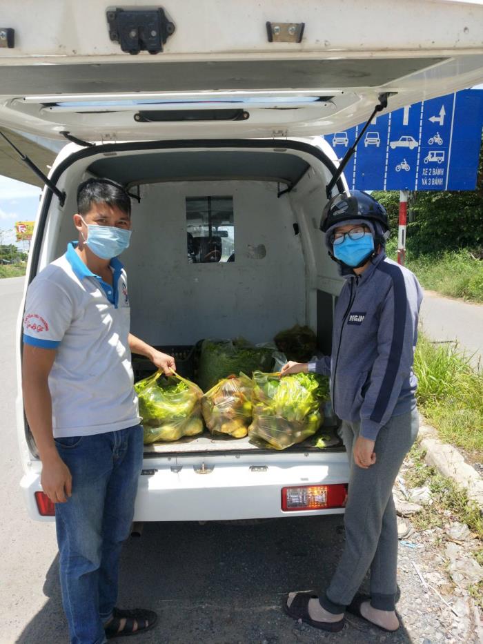 Trao lương thực cho các hộ gia đình trong khu cách ly khu vực TP.HCM (17/07/2021)